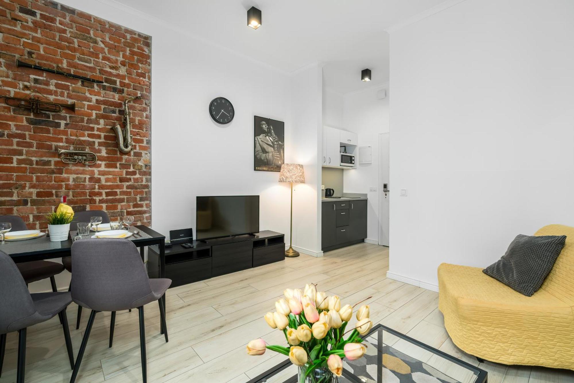 Old Town Swiety Wojciech Street - By Renters Poznan